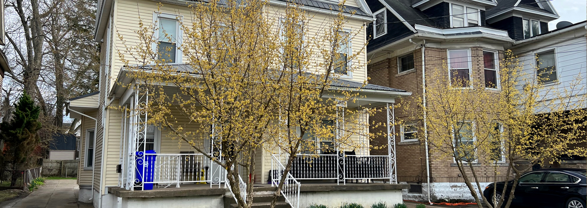 https://rentalhomeserie.com/sites/default/files/revslider/image/rental_homes-02-desktop.jpg